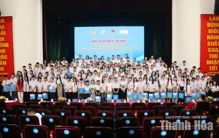 Các đồng chí lãnh đạo tỉnh và gia đình đoàn viên, NLĐ tiêu biểu; con đoàn viên, NLĐ đạt thành tích cao trong học tập chụp ảnh lưu niệm.