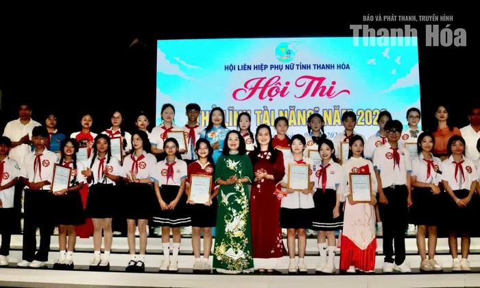 Ban Tổ chức hội thi trao giải cho các đội.