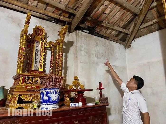 Mưa dột ướt hậu cung tại di tích lịch sử văn hóa đình Đồng Bồng.