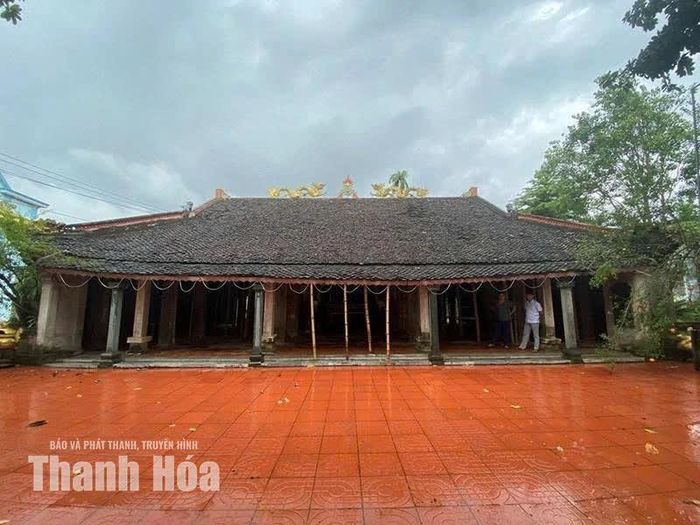 Đình Bái Sơn đang được chống đỡ tạm thời bằng các cột tre luồng.