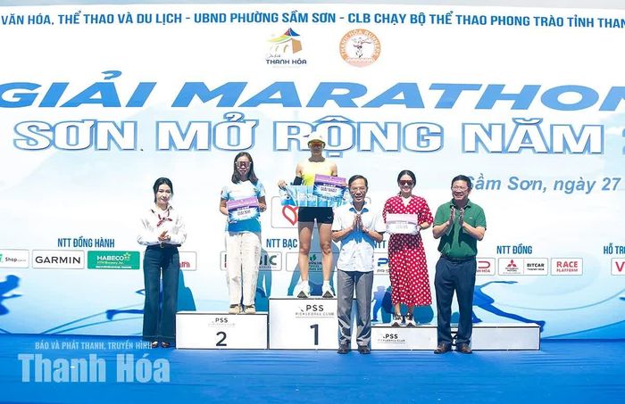 Phó Chủ tịch UBND tỉnh Đầu Thanh Tùng và các đại biểu trao giải cho Top 3 nữ nội dung 42km.