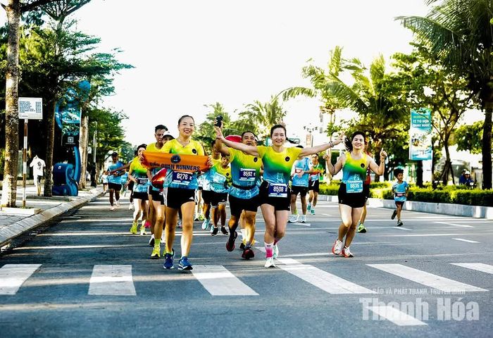 Các chân chạy hào hứng với cung đường đầy thơ mộng tại Giải Marathon Sầm Sơn mở rộng năm 2026.