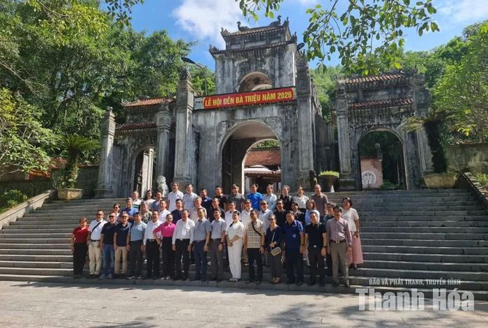 Các đại biểu chụp ảnh lưu niệm tại đền Bà Triệu.