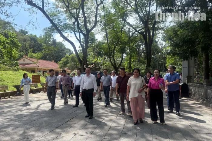 Các đại biểu tham quan đền Bà Triệu.