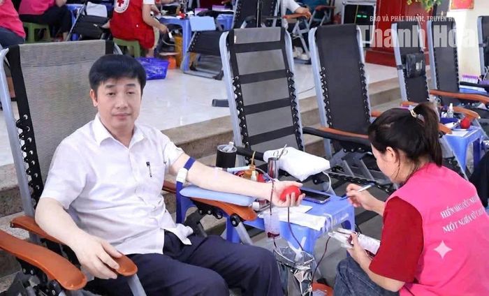 Lãnh đạo xã An Nông tham gia hiến máu.