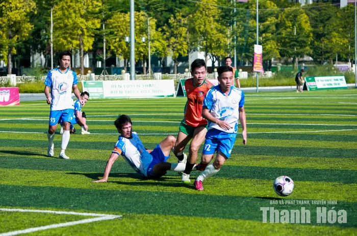 Đội bóng Sở Văn hóa, Thể thao và Du lịch (áo trắng xanh) vượt qua đội Cảnh sát cơ động dù có thời điểm chơi thiếu người.
