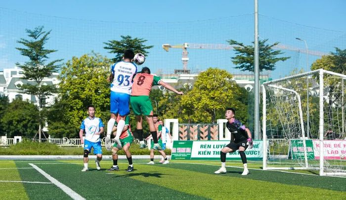 Pha bóng quyết liệt trong trận chung kết.