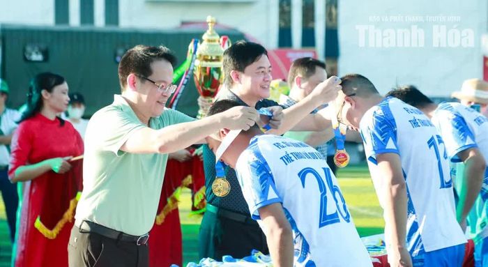 Phó Giám đốc Sở Văn hóa, Thể thao và Du lịch Nguyễn Duy Tự, Phó Giám đốc Báo và Phát thanh, truyền hình Thanh Hóa Nguyễn Huy Long trao huy chương Vàng cho đội bóng Sở Văn hóa, Thể thao và Du lịch.