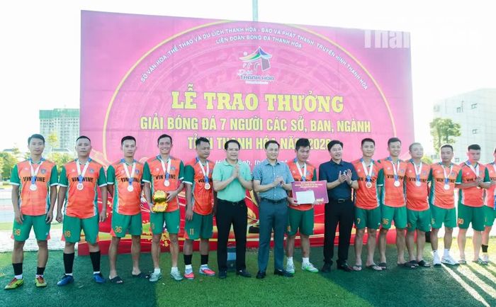 Đội bóng Cảnh sát cơ động giành ngôi Á quân.