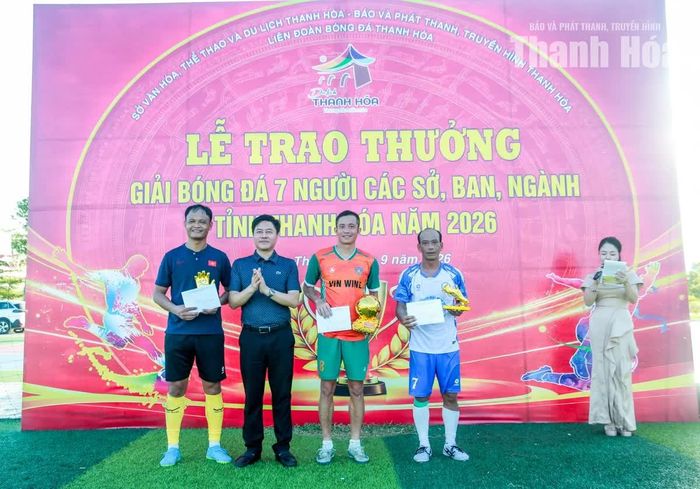Phó Giám đốc Sở Văn hóa, Thể thao và Du lịch Nguyễn Duy Tự trao giải cá nhân cho cầu thủ ghi nhiều bàn thắng nhất, cầu thủ và thủ môn xuất sắc nhất giải.