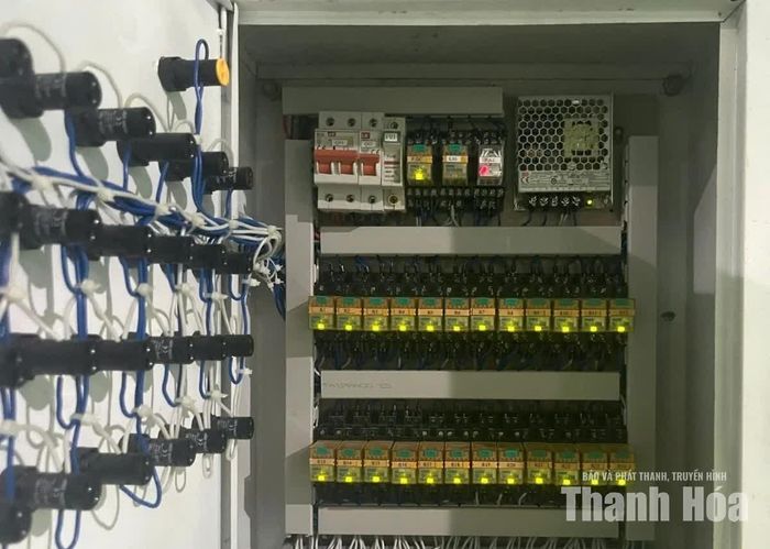 Tủ giám sát tích hợp rơ le trung gian, hiển thị trực quan trạng thái thiết bị.