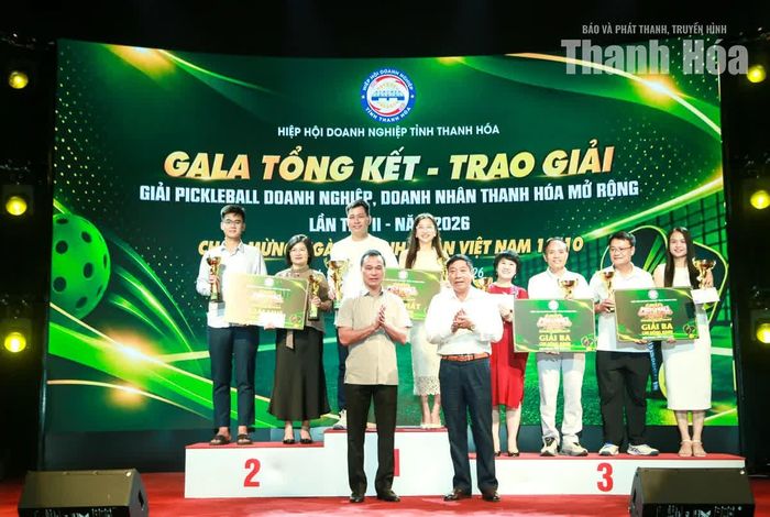 Chủ tịch UBND tỉnh Tô Anh Dũng và đại diện Hiệp hội Doanh nghiệp tỉnh trao giải Nhất, Nhì, Ba nội dung đôi nam nữ Cúp Đồng hành.
