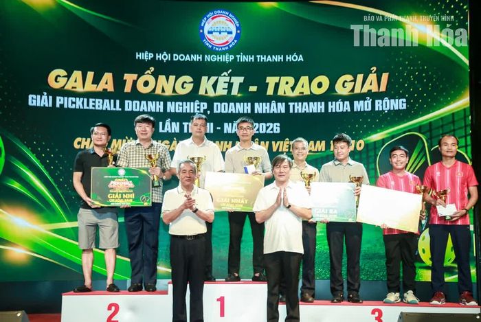 Bí thư Tỉnh ủy Lê Đức Thái và đại diện Hiệp hội Doanh nghiệp tỉnh trao giải Nhất, Nhì, Ba nội dung đôi nam Cúp Đồng hành.