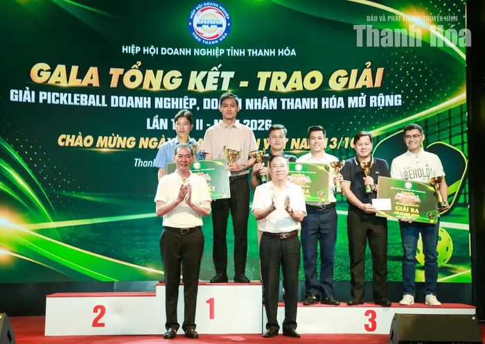 Phó Bí thư Tỉnh ủy Trịnh Tuấn Sinh và đại diện Hiệp hội Doanh nghiệp tỉnh trao giải Nhất, Nhì, Ba nội dung đôi nam Cúp Doanh nhân.