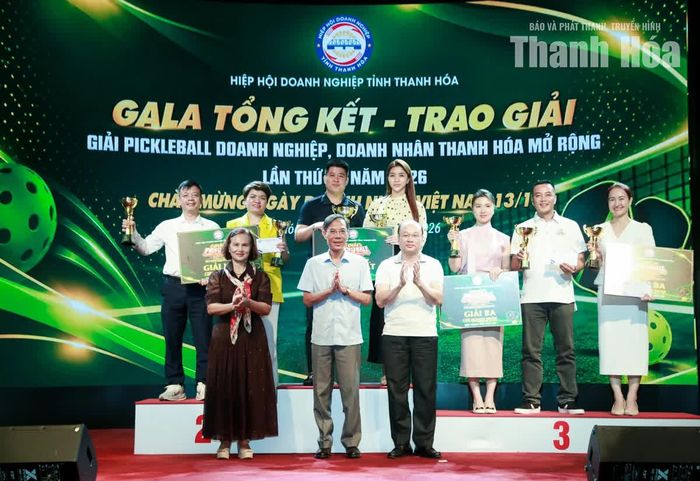 Các đồng chí Phó Chủ tịch UBND tỉnh: Đầu Thanh Tùng, Cao Văn Cường và đại diện Hiệp hội Doanh nghiệp tỉnh trao giải Nhất, Nhì, Ba nội dung đôi nam nữ Cúp Doanh nhân.