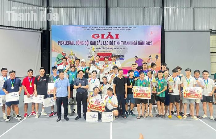Đại diện lãnh đạo Sở Văn hóa, Thể thao và Du lịch, UBND phường Sầm Sơn trao giải cho các CLB tại nội dung đồng đội nam.