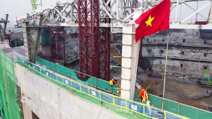 Từ trung tâm Hà Nội, thời gian di chuyển đến công trình khoảng 30 phút. Vị trí này cũng kết nối với các tuyến cao tốc Hà Nội - Hải Phòng và Hà Nội - Bắc Giang, thuận lợi cho việc tổ chức những sự kiện có đông khán giả. 