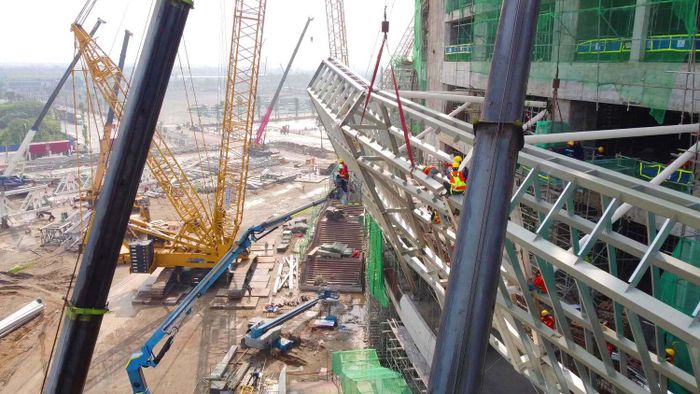 Một góc bên ngoài sân vận động PVF với nhiều hệ thống cần cẩu cỡ lớn phục vụ thi công. Trong đó, thiết bị có sức nâng lớn nhất lên tới 1.250 tấn. 