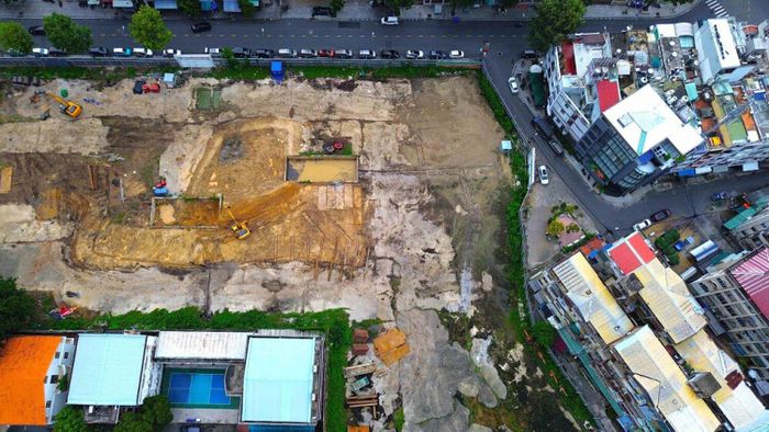Đến tháng 10/2014, UBND TP HCM chấp thuận Công ty TNHH Bến Thành - Sao Thủy làm chủ đầu tư dự án. Ngày 22/5/2015, UBND TP HCM ban hành quyết định thu hồi đất do Công ty TNHH MTV Phát triển Nhà Bến Thành quản lý, sử dụng và giao đất cho Công ty TNHH Bến Thành - Sao Thủy để đầu tư xây dựng Khu nhà ở cao tầng và Khách sạn - Thương mại - Dịch vụ tại số 1 Bis - 1 Kép Nguyễn Đình Chiểu.