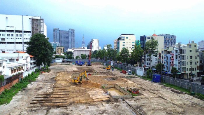 Sau đó, thành phố chấp thuận chủ trương cho Công ty TNHH MTV Phát triển Nhà Bến Thành liên doanh với CTCP Đầu tư Sao Thủy thành lập Công ty TNHH Bến Thành - Sao Thủy để thực hiện dự án.