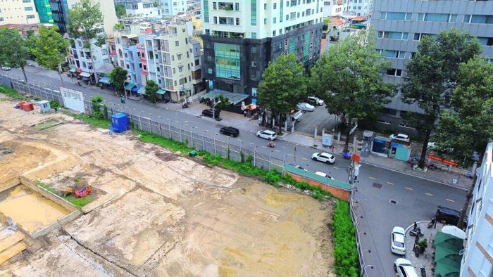 Theo hồ sơ được UBND TP HCM báo cáo năm 2017, diện tích khu đất theo quyết định này là 17.794 m2. Cũng trong năm 2015, Sở Quy hoạch - Kiến trúc chấp thuận quy hoạch kiến trúc tổng mặt bằng. Phương án gồm 5 tháp bao gồm tháp 1 là căn hộ kinh doanh và căn hộ tái định cư; Tháp 2, 3 và 4 có khối đế thương mại - dịch vụ, khối tháp là căn hộ kinh doanh; Tháp 5 là khách sạn.