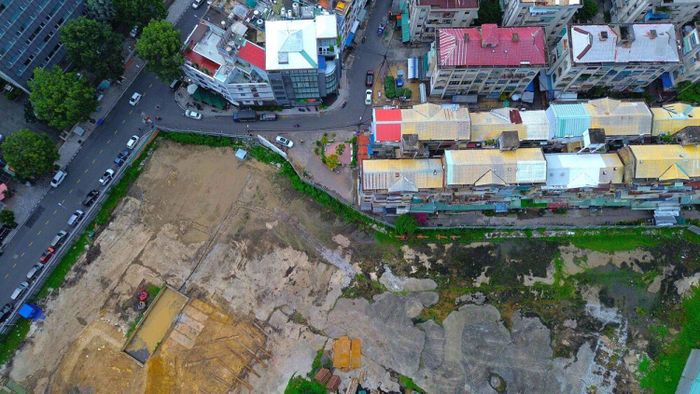 Tại bảng giá được công bố mới nhất vào tháng 9/2026, căn hộ một phòng ngủ tại đây có giá từ 5,9 tỷ đồng, hai phòng ngủ từ 8,4 tỷ đồng và ba phòng ngủ từ 12 tỷ đồng.