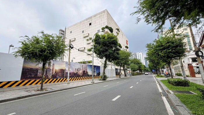 Khu vực dự án này trên mặt tiền đường Nguyễn Bỉnh Khiêm, ằm bên cạnh là Gem Center. Springlight City hiện được chủ đầu tư giới thiệu với quy mô khoảng 18.171 m2, mật độ xây dựng khoảng 40%, gồm 4 tòa tháp cao khoảng 37 - 40 tầng và hơn 1.000 sản phẩm, bao gồm căn hộ, khách sạn, văn phòng và thương mại - dịch vụ.