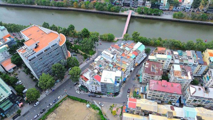 Theo TTXVN, sau đó chủ đầu tư được cấp giấy chứng nhận quyền sử dụng đất, quyền sở hữu nhà ở và tài sản khác gắn liền với đất, cùng giấy phép xây dựng phần thân. Doanh nghiệp đã thi công hoàn thành vách 4 tầng hầm nhưng sau đó phải ngưng do các vấn đề liên quan xây dựng và khiếu nại của người dân.
