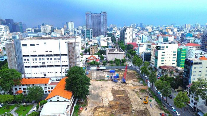 Sau nhiều năm gần như im ắng, khu đất 1 Bis - 1 Kép Nguyễn Đình Chiểu, phường Sài Gòn, TP HCM (trước sáp nhập là phường Đa Kao, quận 1) đang được quây lại bằng hệ thống hàng rào mới, bên ngoài xuất hiện bảng phối cảnh, tên dự án Springlight City. Phía bắc khu đất giáp chung cư 1A1B Nguyễn Đình Chiểu, phía nam giáp Gem Center và đường Nguyễn Bỉnh Khiêm và phía tây giáp đường Nguyễn Đình Chiểu.