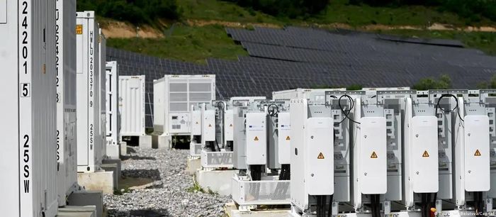 Công viên điện mặt trời kết hợp hệ thống pin lưu trữ tại Maglizh, Bulgaria. Ảnh: Tsvetelina Belutova/Capital.