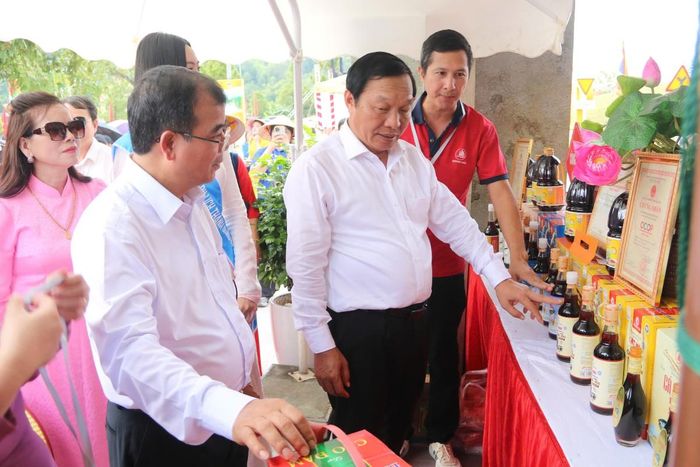 Các đại biểu tham quan các gian hàng tại Tuần văn hoá du lịch và xúc tiến thương mại lễ hội Côn Sơn - Kiếp Bạc mùa thu 2026. Ảnh: ANHP.