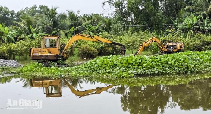 Một tuyến đường ở ấp Minh Kiên A bị ngập nước.