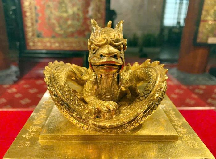  Ấn vàng "Hoàng đế chi bảo" nặng gần 11 kg tại Bảo tàng Hoàng gia Nam Hồng. 