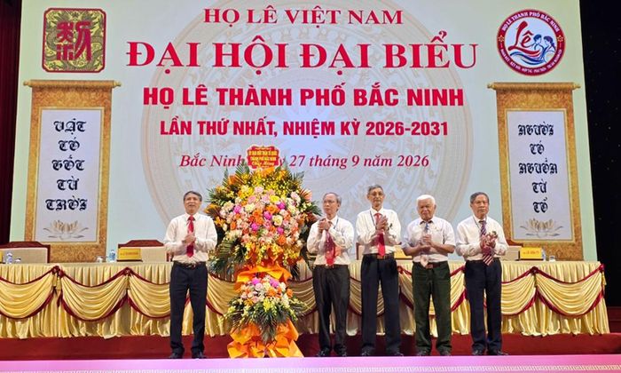  Đại diện lãnh đạo Ủy ban MTTQ thành phố Bắc Ninh tặng hoa, chúc mừng Đại hội. 