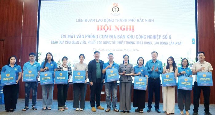  Đồng chí Đỗ Thị Việt Hà và các đại biểu trao quà cho đoàn viên. 