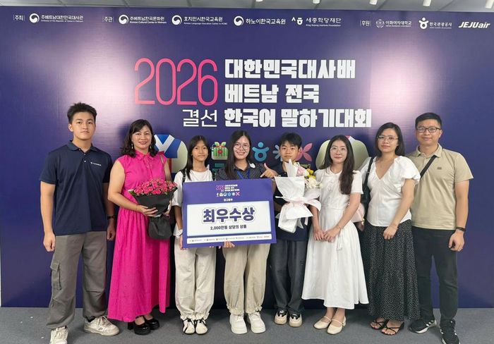  Người thân trong gia đình và cô giáo dạy tiếng Hàn chúc mừng Hoàng Bảo Châu giành giải Nhất cuộc thi. 