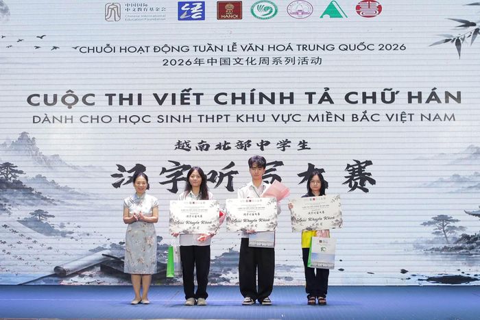  Ban tổ chức trao giải Khuyến khích cho 3 thí sinh. Em Nguyễn Gia Bảo Linh ngoài cùng bên phải, bên cạnh là Vũ Hoàng Duy Anh. 
