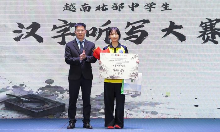  Ban tổ chức trao giải Ba cho em Nguyễn Phương Nhung. 