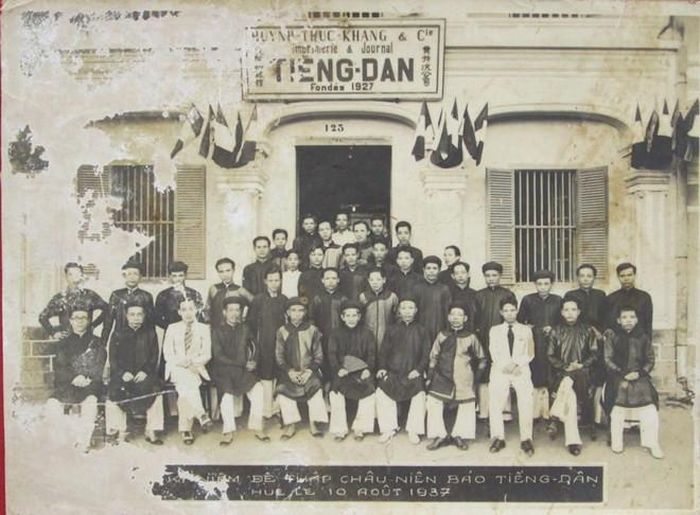 Cụ Huỳnh làm Chủ nhiệm (người ngồi giữa cầm quạt) chụp tại tòa soạn Báo Tiếng Dân, cũng là trụ sở công ty Huỳnh Thúc Kháng tại Huế. Ảnh: Bảo tàng Đà Nẵng