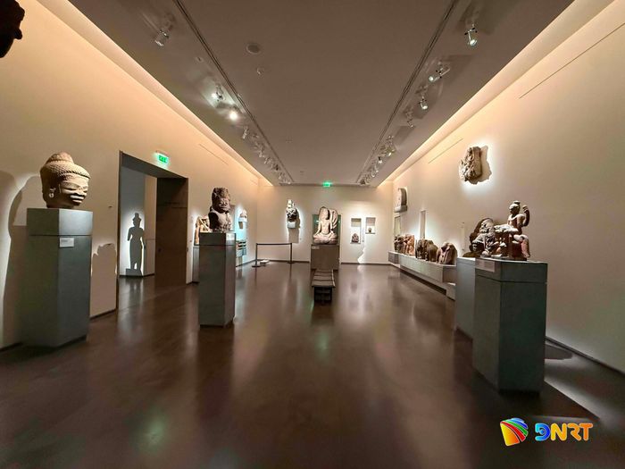 Gian phòng riêng trưng bày các hiện vật Chămpa Việt Nam tại Bảo tàng Guimet (Paris). Ảnh: H.T.N.A