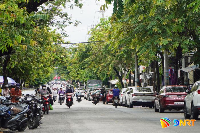 Con đường Huỳnh Thúc Kháng luôn là khu phố sầm uất nhất bao lâu nay ở phường Tam Kỳ. Ảnh: PHAN VINH
