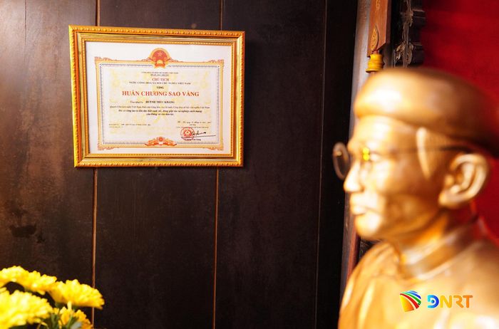 Phía hữu bàn thờ treo Huân chương Sao Vàng do nguyên Chủ tịch nước Trương Tấn Sang truy tặng tháng 12/2012.
