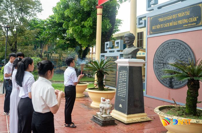 Tại ngôi trường mang tên người danh sĩ, thầy trò thường dâng hương trước tượng đài cụ Huỳnh.