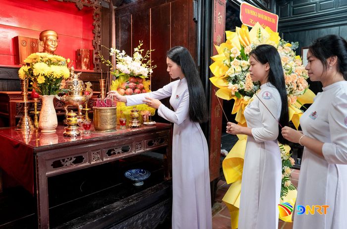 Các thế hệ học sinh Trường THPT Huỳnh Thúc Kháng về đây dâng nén tâm hương, bày tỏ quyết tâm noi gương cụ để học tập, rèn luyện trong năm học cuối cấp.