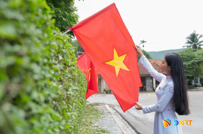 Dọc bờ chè tàu, cờ Tổ quốc và cờ Đảng tung bay rực rỡ, sẵn sàng cho lễ kỷ niệm ngày sinh của bậc chí sĩ.