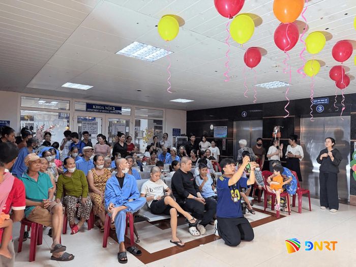 Các bệnh nhân tại Bệnh viện Ung bướu Đà Nẵng tham gia chương trình. Ảnh: NHIÊN NGUYỄN