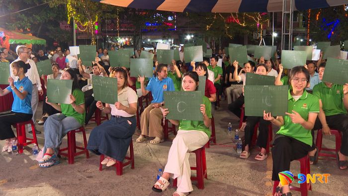 Các thí sinh tham gia trả lời câu hỏi tại hội thi. Ảnh: VĂN HẢI