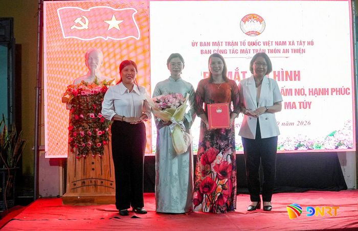Lãnh đạo xã Tây Hồ trao quyết định thành lập mô hình "Khu dân cư đoàn kết, an toàn, ấm no, hạnh phúc - xanh, sạch - không ma túy" tại thôn An Thiện. Ảnh: HỒ QUÂN