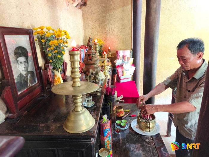 Ông Nguyễn Lãnh thắp hương tại nơi gắn với những ngày cuối đời cụ Huỳnh. Ảnh: H.S