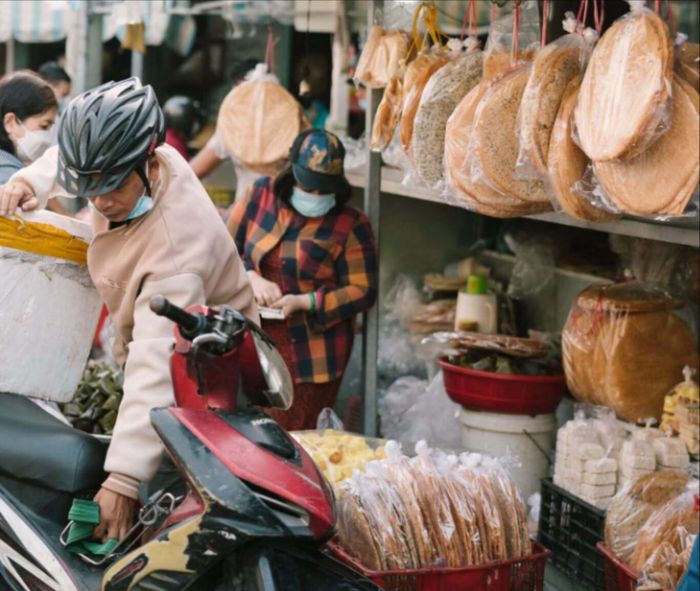 Bánh tráng nướng là một trong những đặc sản xứ Quảng tại chợ Bà Hoa. Ảnh: Tư liệu